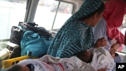 Varios recién nacidos son trasladados en una ambulancia tras el ataque contra la sala de maternidad de un hospital en Kabul, Afganistán, el 12 de mayo del 2020. (AP/Rahmat Gul).