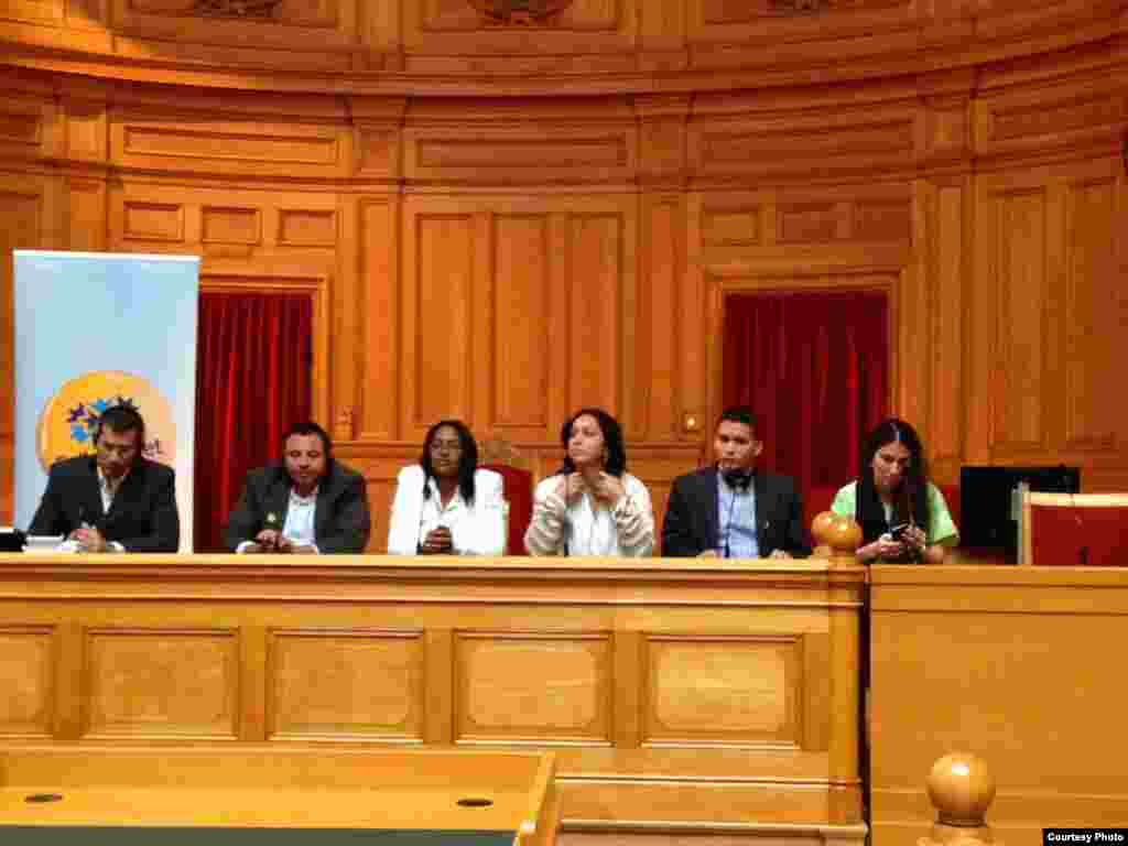 Activistas cubanos en el parlamento sueco, de izquierda a derecha: Antonio Rodiles, Roberto de Jes&uacute;s, Laritza Diversent, Mirian Celaya, Eliecer &Aacute;vila y Yoani S&aacute;nchez. 