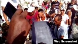 Sepelio del joven Yosvani Paneque Castillo, muerto a manos de un custodio a las afueras de la fábrica de cemento "José mercerón", en Santiago de Cuba.