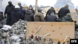 Cócteles molotov en una barricada de manifestantes opositores al gobierno ucraniano