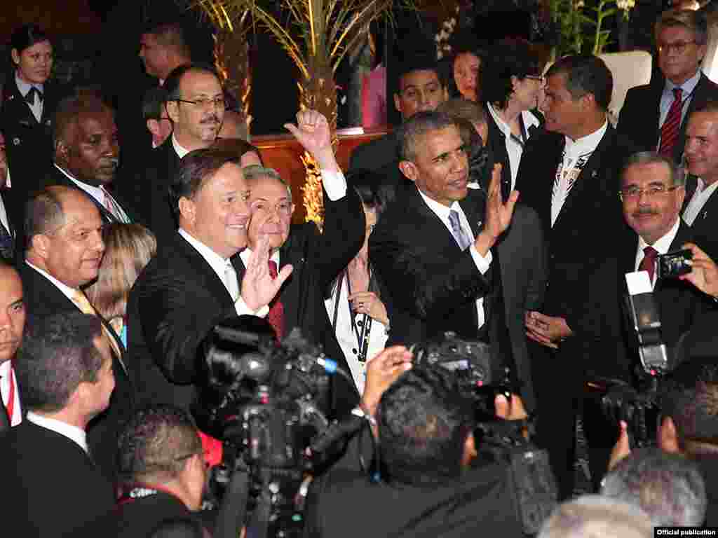 Obama, Raúl Castro y el presidente de Panamá.