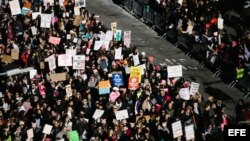 Manifestantes participan en Marcha de las Mujeres en Nueva York.