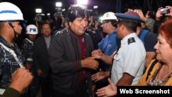 Medios dijeron que Evo Morales luce "más delgado" pero sonriente tras su regreso a Bolivia.
