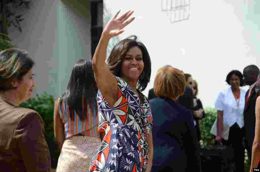 La primera dama estadounidense, Michelle Obama, se despide tras una ceremonia hoy, martes 22 de marzo de 2016, en la que donó y sembró dos árboles de magnolia, similares a los que florecen en los jardines de la Casa Blanca y un banco de madera para el des