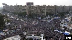 Simpatizantes del depuesto presidente Mohamed Mursi gritan consignas en una protesta, a las puertas de la mezquita de Rabaa al Adauiya en El Cairo, Egipto, hoy, martes 9 de julio de 2013. La tensión continúa en Egipto tras la muerte ayer de al menos 51 pe