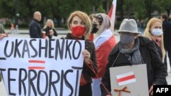 Manifestación en Vilna, Lituania, en mayo del 2021, en contra del gobierno de Bielorrusia. (PETRAS MALUKAS / AFP).