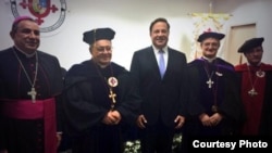 El Cardenal cubano Jaime Ortega, (segundo de izq. a der.) recibe un doctorado Honoris Causa de la universidad panameña Santa María La Antigua.