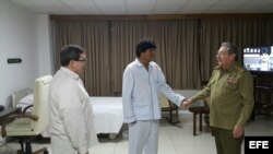 Raúl Castro visita a Evo Morales en el hospital donde fue operado.