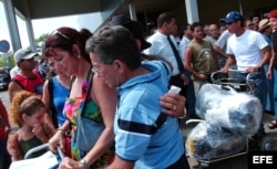 ARCHIVO. Cubanos llegados de Miami saludan a sus familiares.