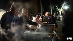 Voluntarios de una iglesia sirven comidas a los residentes necesitados en la sección Broad Channel de Queens, Nueva York (EE.UU.). 