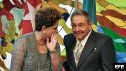 Dilma Rousseff y Raúl Castro en animado y secreto coloquio.