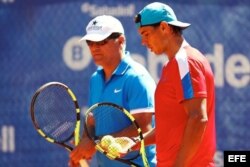 Rafael Nadal (d) conversa con su entrenador y tío Toni Nadal, en las pistas del Club de Tenis Barcelona.