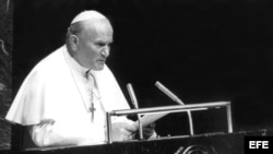 Juan Pablo II pronuncia un discurso en la ONU en 1979.