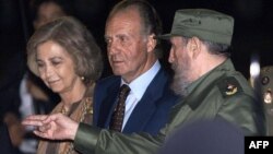 El Rey Juan Carlos y la Reina Sofía fueron recibidos por Fidel Castro el 14 November 1999 en su viaje a Cuba por la IX Cumbre Iberoamericana. AFP/ Christophe Simon