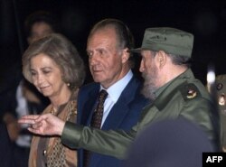 El Rey Juan Carlos y la Reina Sofía fueron recibidos por Fidel Castro el 14 November 1999 en su viaje a Cuba por la IX Cumbre Iberoamericana.