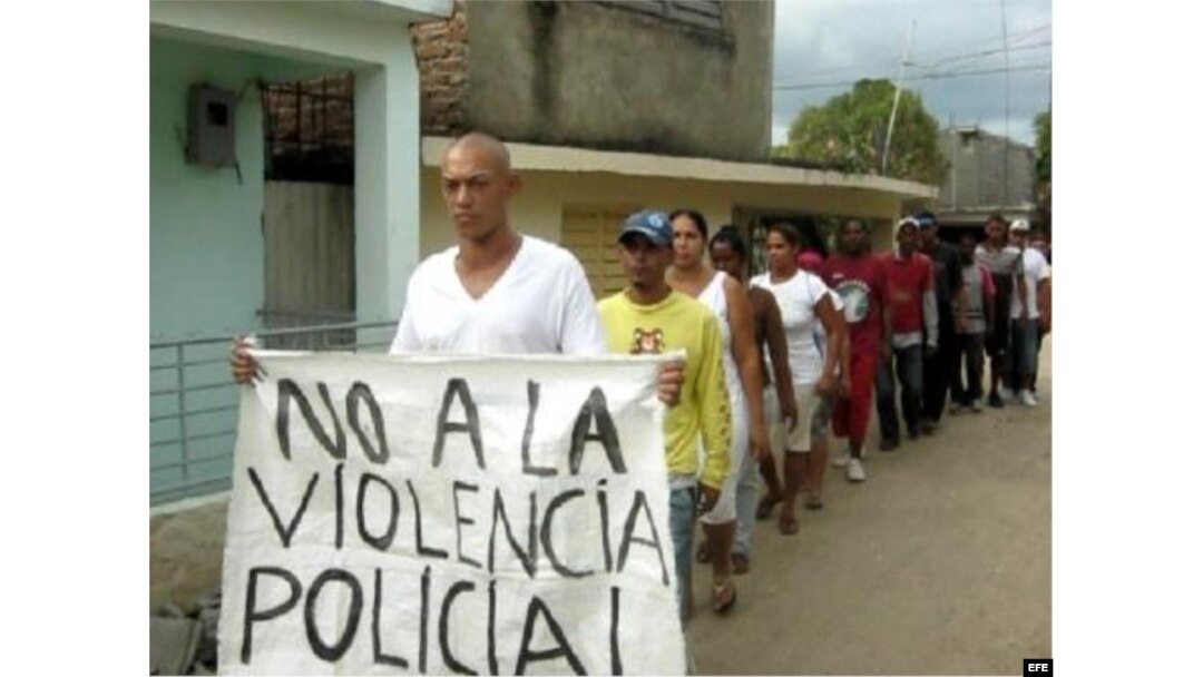 Opositores en Guantanamo durantee una marcha