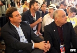 Antonio Castro Soto del Valle (i) junto a Heriberto Suárez (d), vistos durante una conferencia ofrecida por ejecutivos de MLB el martes 15 de diciembre, en La Habana (Cuba).