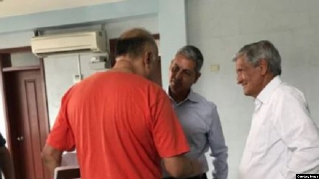 Lalo Gala (izquierda) recibe la vista de Armando Valladares (derecha) y Marcel Feraud (centro).
