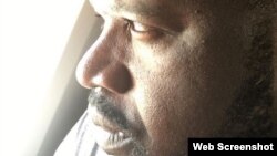 Shaquille O'Neal mira por la ventanilla del avión que lo llevó a Cuba.