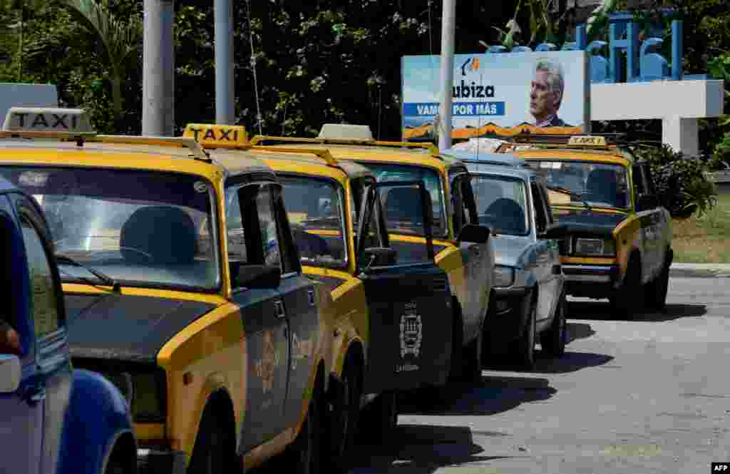 Los taxis en fila para comprar combustible en La Habana.YAMIL LAGE / AFP
