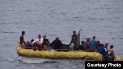 Grupo de migrantes cubanos interceptados en el mar en junio de 2016.