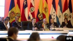 El presidente del Gobierno español, Mariano Rajoy (3i), junto al ministro de Asuntos Exteriores español, José Manuel García-Margallo (3d), durante su intervención hoy en la sesión plenaria de la XXIII Cumbre Iberoamericana