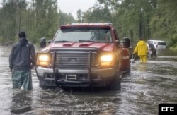 Rescatistas auxilian a víctimas de las inundaciones en el condado Dillon, Carolina del Sur.