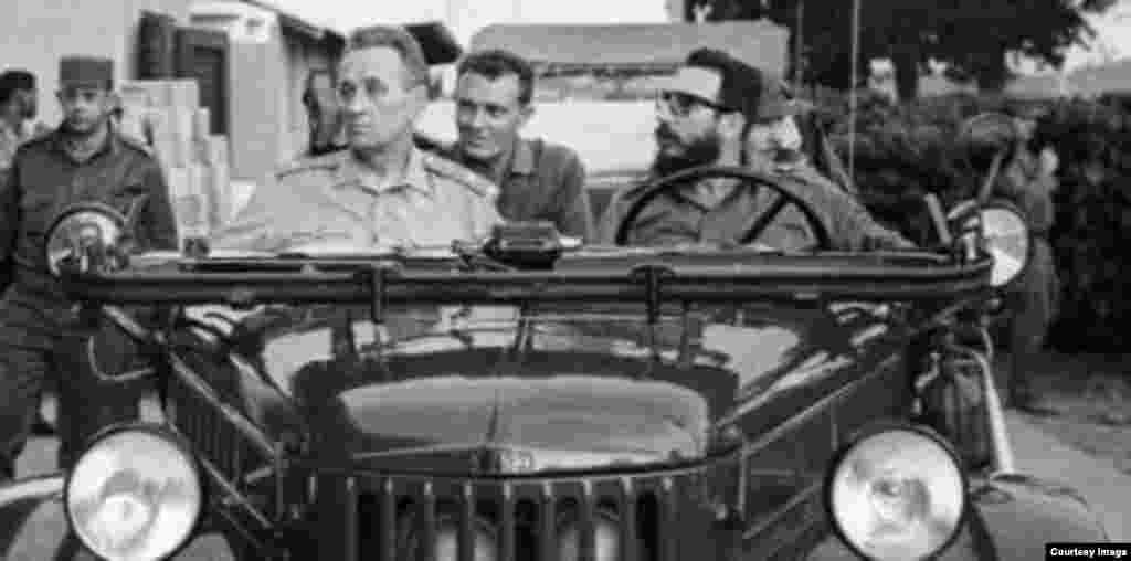 Raúl Castro en el asiento detrás de su hermano en el jeep con el mariscal Grechko.