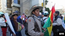 Indígenas hicieron una vigilia el miércoles 4 de julio de 2012, en las puertas de la vicepresidencia en La Paz (Bolivia).