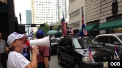 Protesta ante el consulado de Bahamas en Miami. Fotos de Ricardo Quintana.