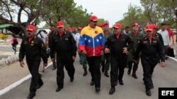 Nicolás Maduro (c) junto a otras autoridades al acto de lanzamiento de un misil Otomat MK2 desde la isla de La Orchila (Venezuela). 