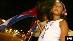 Niña participa en manifestación de exiliados cubanos de la Pequeña Habana en 2006.