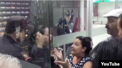 Reporta Cuba. La Dama de Blanco Magalis Norvis Otero indaga ante las autoridades del Aeropuerto de San Salvador.