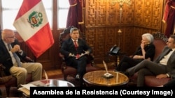 Orlando Gutiérrez Boronat (Asamblea de la Resistencia), a la izquierda, recibido por Carlos Galareta, Presidente del Congreso del Perú (al centro), Silvia Iriondo y Carlos Trujillo, representante de Estados Unidos ante la OEA.