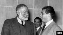 El escritor estadounidense Ernest Hemingway (d). Archivo