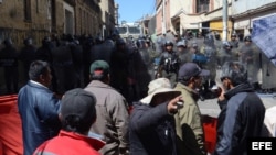 Policías se enfrentan a manifestantes en La Paz