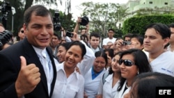 Archivo. El presidente de Ecuador, Rafael Correa conversa con jóvenes ecuatorianos que estudian medicina en Cuba en 2008.