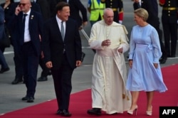 El papa Francisco es recibido por el presidente de Panamá, Juan Carlos Varela, y la primera dama, Lorena Castillo.