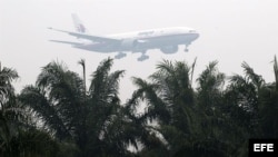 Un avión de la compañía Malaysia Airlines aterriza en el aeropuerto de Kuala Lumpur en Sepang (Malasia) 