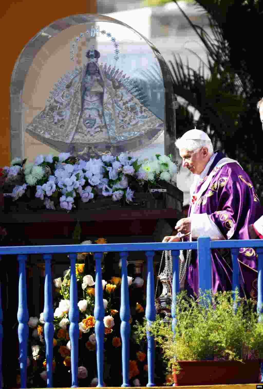 El papa Benedicto XVI camina junto a una imagen de la Virgen de la Caridad, el 28 de marzo de 2012, al inicio de la misa que oficia en la Plaza de la Revolución José Martí.