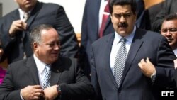 Diosdado Cabello, a la izquierda, junto al vicepresidente, Nicolás Maduro.