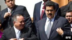 Diosdado Cabello, a la izquierda, junto al vicepresidente, Nicolás Maduro