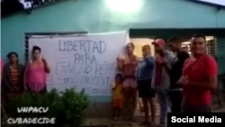 Exigiendo en Las Tunas la liberación del opositor Ernesto Pérez
