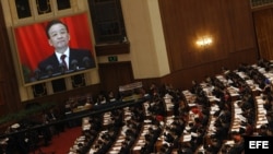 El primer ministro chino, Wen Jiabao (en pantalla), pronuncia un discurso durante la sesión inaugural de la Asamblea Nacional del Pueblo en Pekín. 