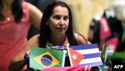Médicos cubanos esperan en el aeropuerto de Brasilia para viajar de regreso a Cuba. Otros han decidido quedarse en Brasil. 