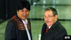 Foto de archivo. Raúl Castro (d), saluda al presidente boliviano Evo Morales en septiembre de 2006