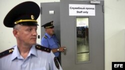  Policías rusos vigilan en las inmediaciones de una puerta que conduce a la zona de tránsito del aeropuerto de Sheremetyevo, en Moscú, Rusia. 