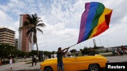 Participantes en la Marcha contra la Homofobia y la Transfobia en La Habana, mayo 13, 2017. REUTERS/Stringer.