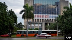 Carteles gubernamentales promoviendo el #YovotoSi a la refroma constitucional.