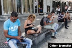Muy cerca del Malecón: cubanos se conectan al wifi en La Rampa (Havana Times)
